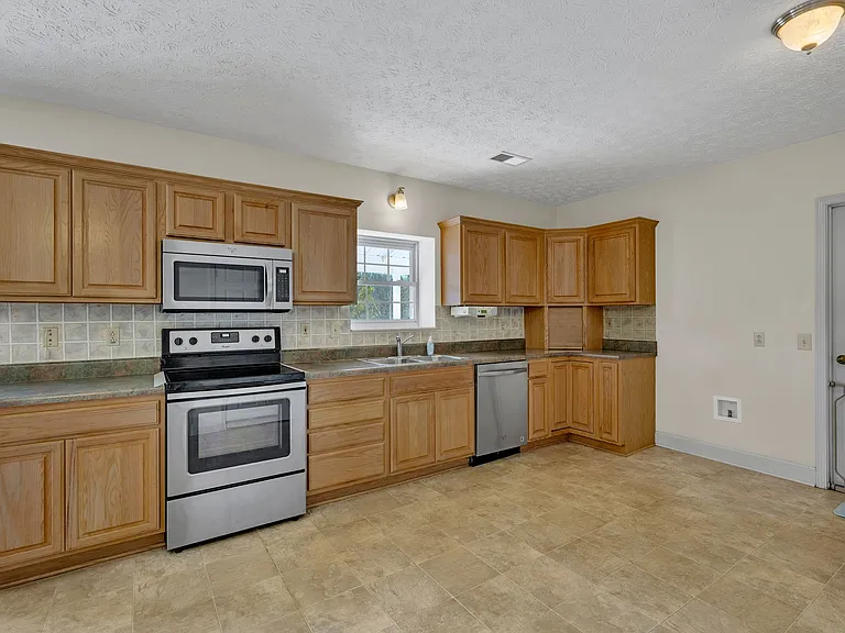 7506 Sleepy Hollow Rd — Photo 10