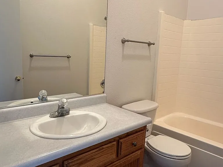 1404 Bradley Ct — Photo 13