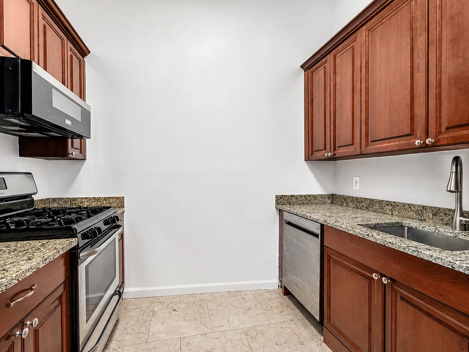 2 bed, 950 sqft, $2,016 — Photo 2