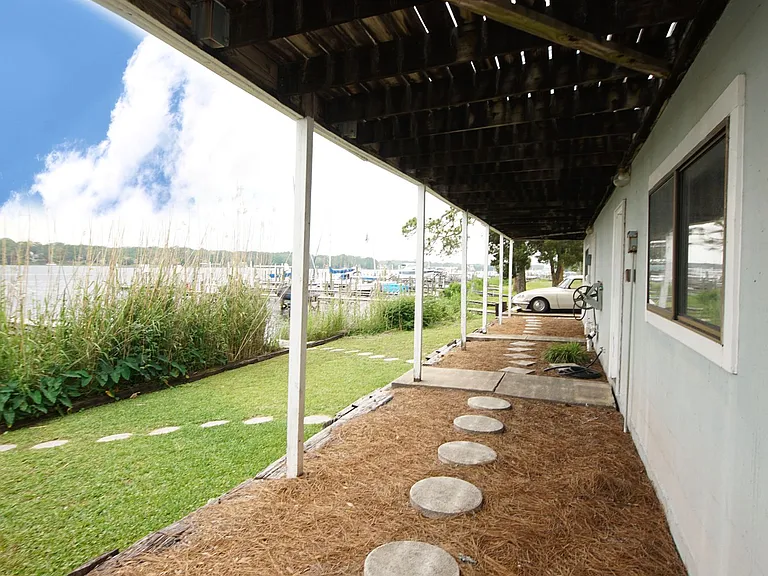 561 Bayshore Dr — Photo 32