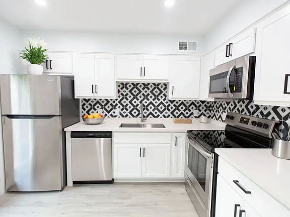 3rd image of 2302 N 29th Pl APT 6