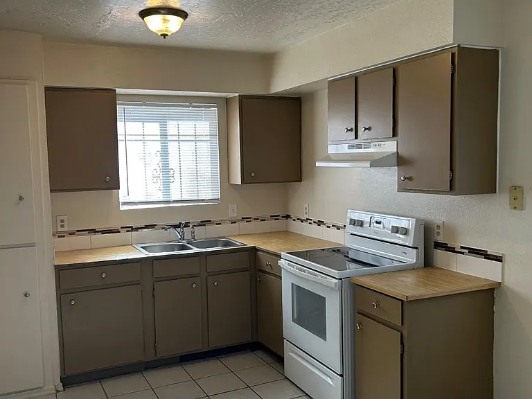 3512 Wellesley Dr NE #D — Photo 2