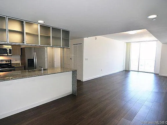 2 bed, 1000 sqft, $2,799 — Photo 4