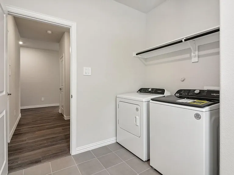 701 Easthill Dr — Photo 5