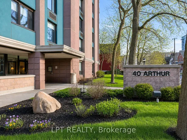 40 Arthur St #703, Ottawa, ON K1R 7T5