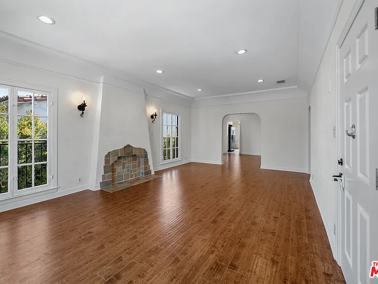 123 S Orange Dr — Photo 2