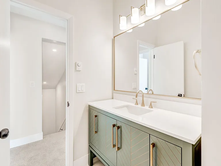 Full bathroom on upper level, between both bedrooms