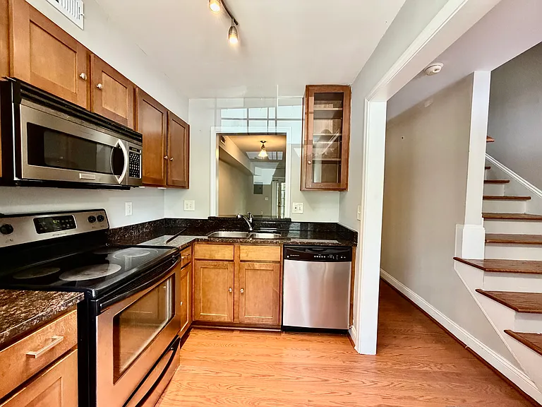 1207 Green Oaks Ln #J — Photo 7