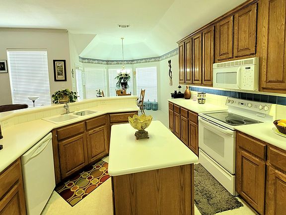 4th image of 1525 Lake Bluff Dr