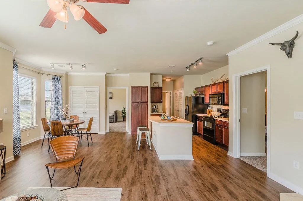 Hunter's Cove Apartments — Photo 2