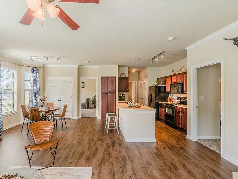Hunter's Cove Apartments — Photo 2