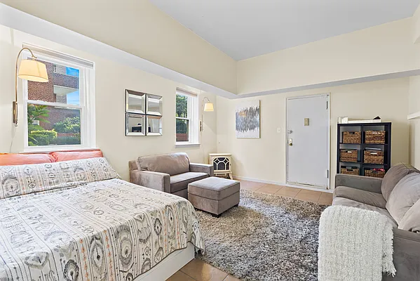 Sold by Thomas Lipovetsky, LREB | media 4