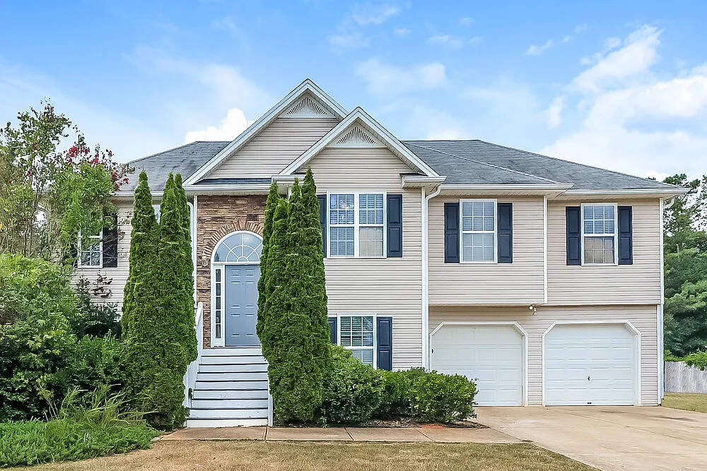 4 bed, 3.0 bath, 2392 sqft, $2,200 — Photo 1