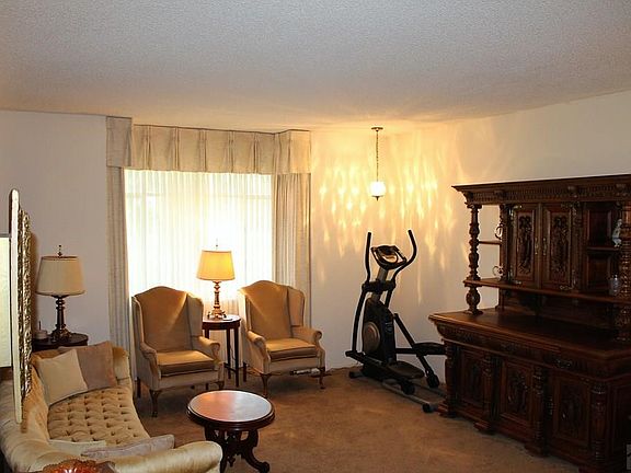 5th image of 8 Villa Dr