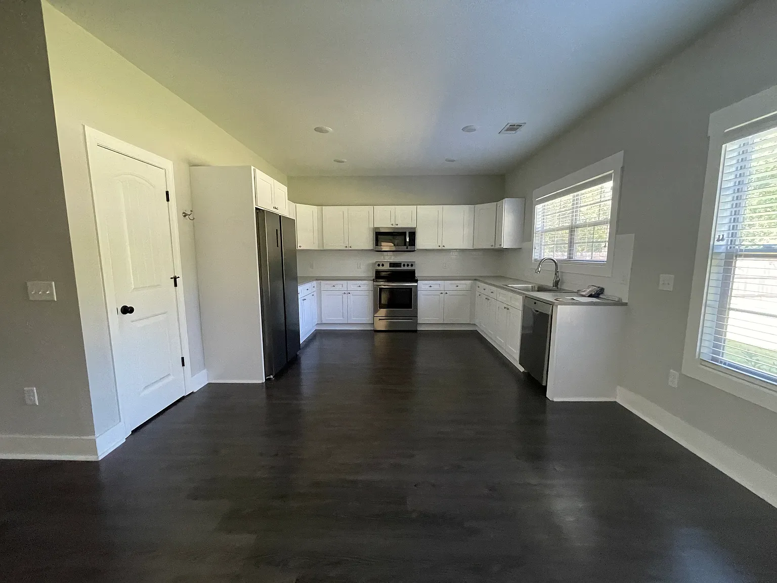 Spacious 4BR/3.5BA Home with Huge Fenced Backyard in The Lakes — Photo 4
