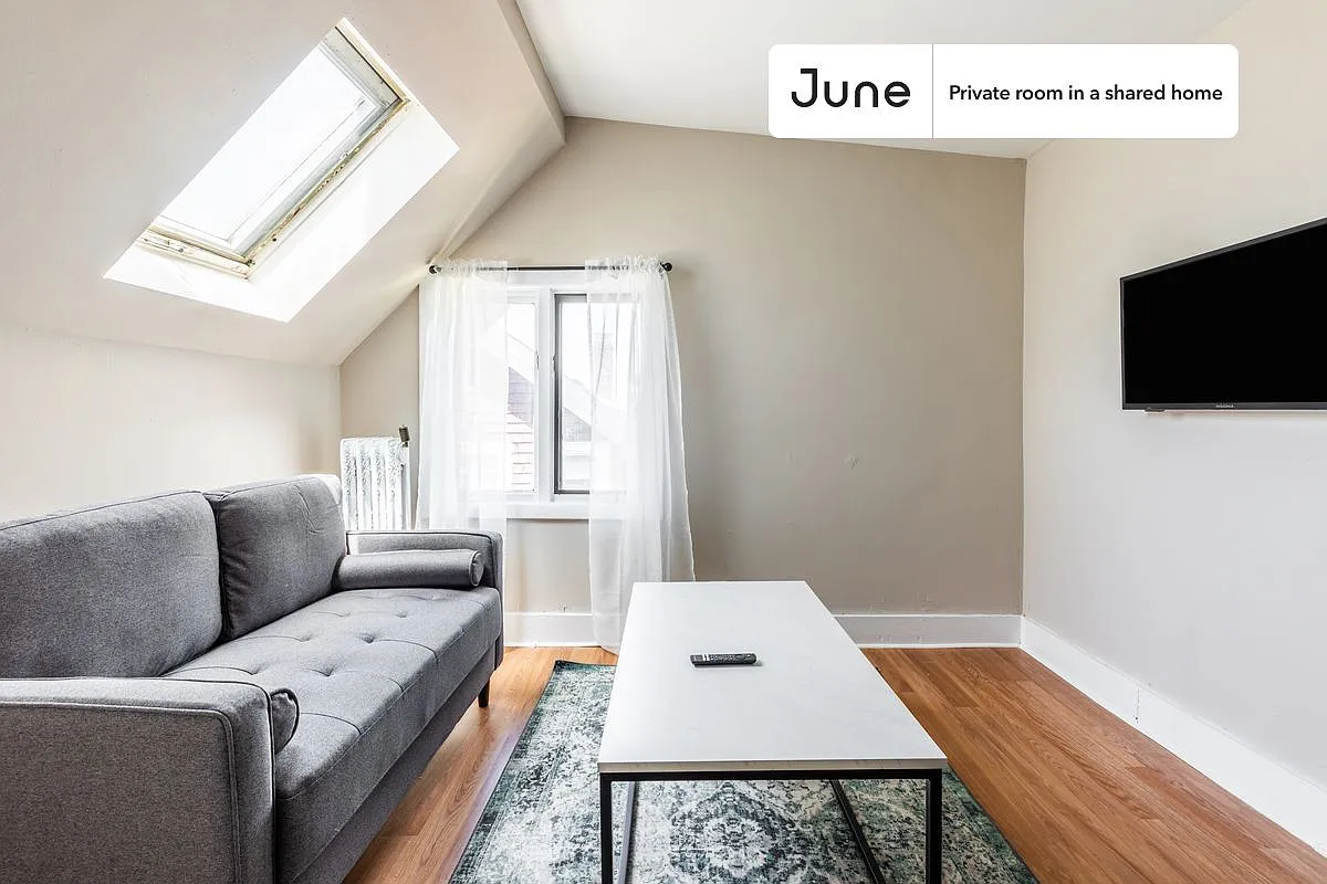 Queen bedroom in 9 bed/2 bath home in Brighton #1341 G — Photo 4