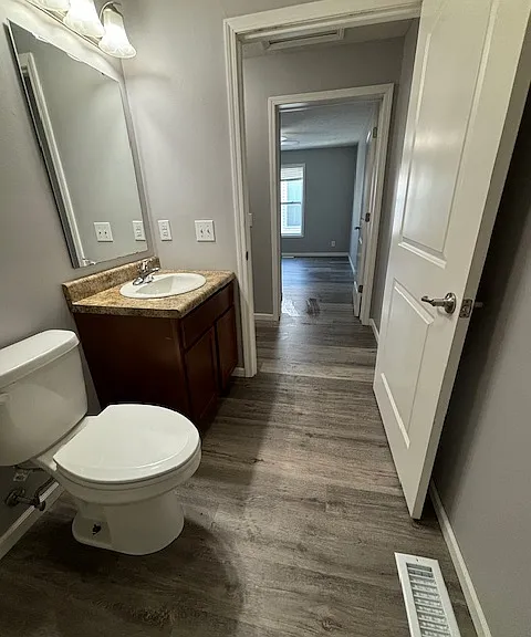 911 N Riverside Dr #7 — Photo 8