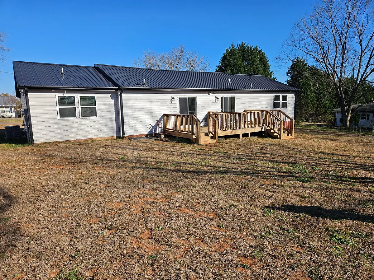 Building Photo - 2040 Sandy Ford Rd