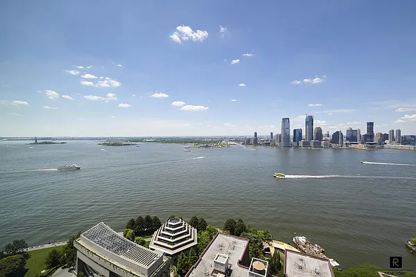 Sold by R New York | media 7