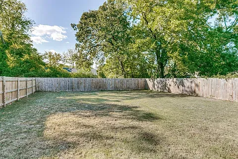 2733 Carpenter Ave — Photo 2