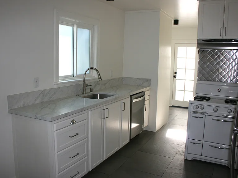 Updated kitchen, quartz countertops