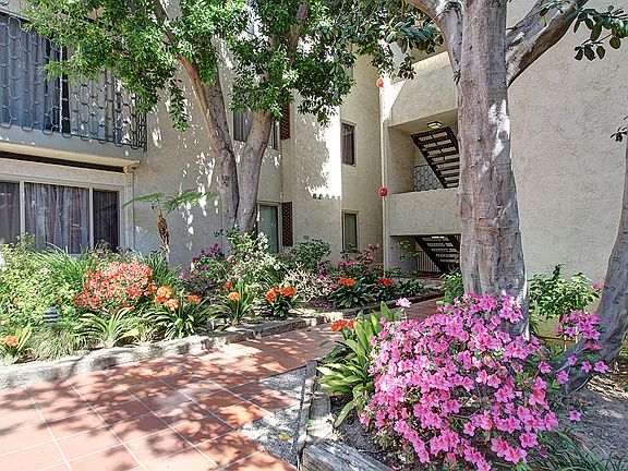 3rd image of 985 E. California Blvd. #207