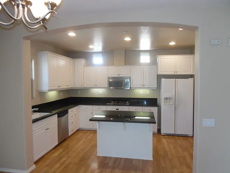 323 Bishop Dr — Photo 5