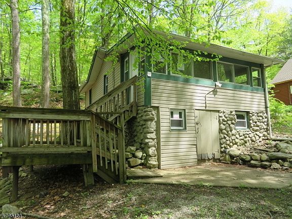 5th image of 16 Glenwood Ln