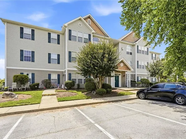 6105 Hedgecock Cir APT 2B, High Point, NC 27265