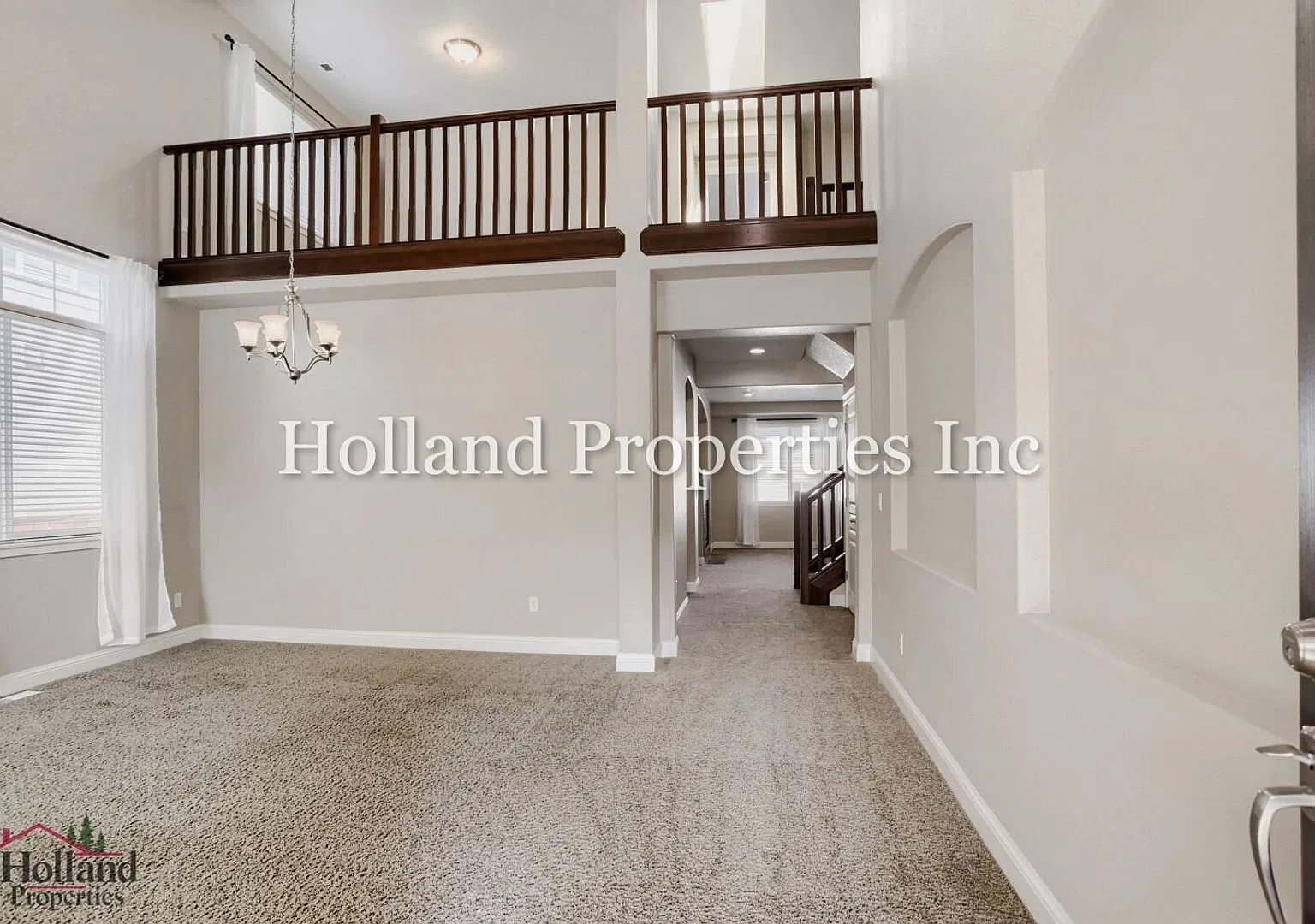 Spacious 4BR Beaverton Home with Gas Fireplace, Fenced Yard & Garage — Photo 4