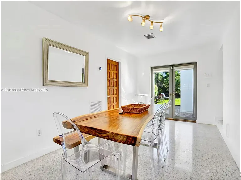 7537 W Treasure Dr — Photo 10