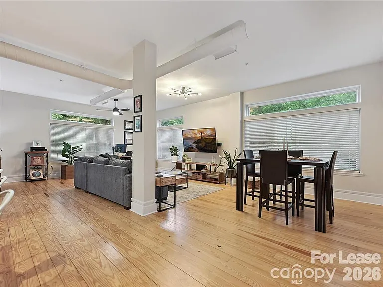 404 N Laurel Ave #11 — Photo 3
