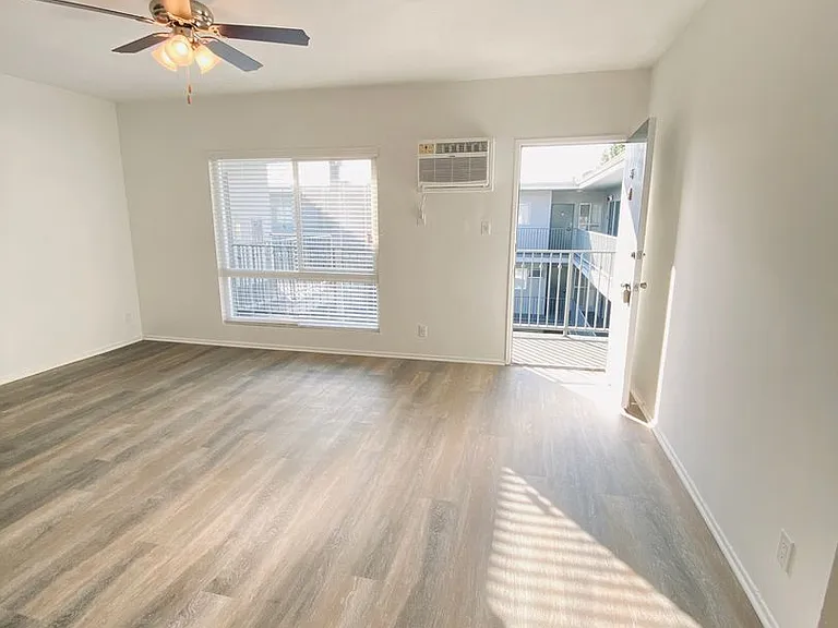 13860 Burbank Blvd — Photo 24