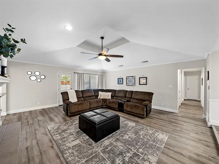 709 Thoreau Ln — Photo 9
