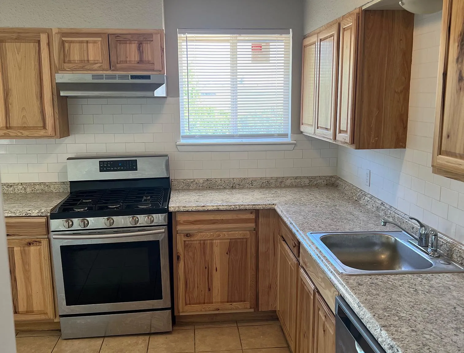 3 bed, 860 sqft, $1,095 — Photo 2
