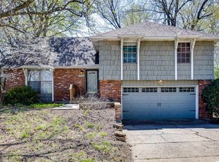3421 W 10th Pl, Lawrence, KS 66049