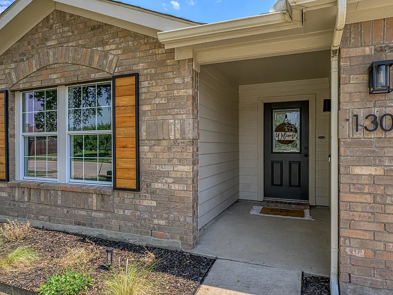 1301 Oak Hollow Ln — Photo 3