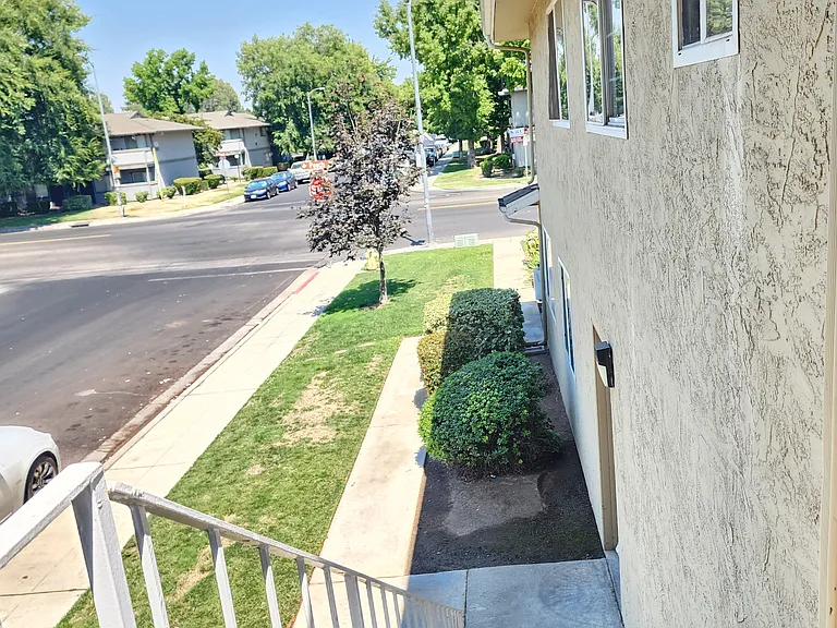 2236 Peach Ave #4 — Photo 3