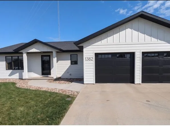 1382 11th Ave NE, Sioux Center, IA 51250