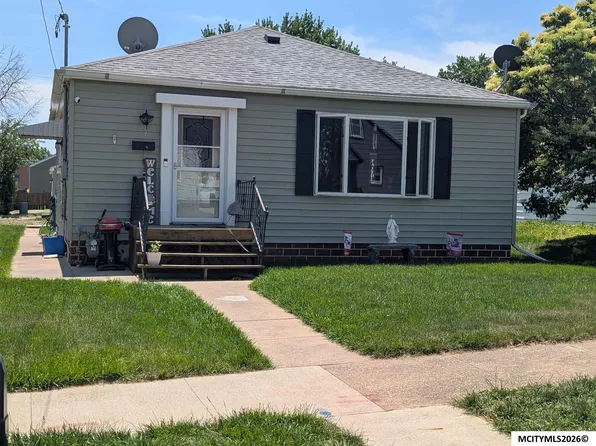 27 26th St SW, Mason City, IA 50401