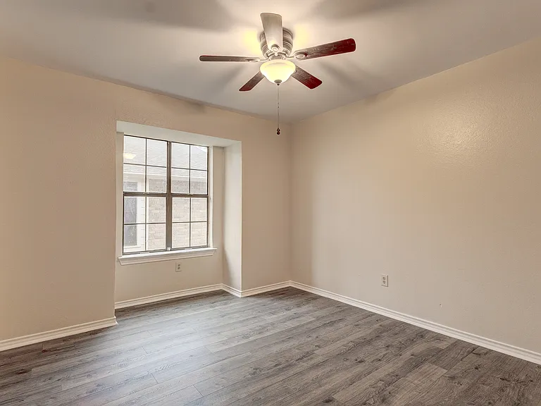 203 W Trinity St #C — Photo 9
