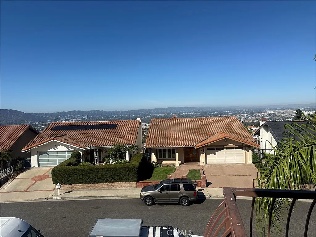 5 bed, 3182 sqft, $9,300 — Photo 2