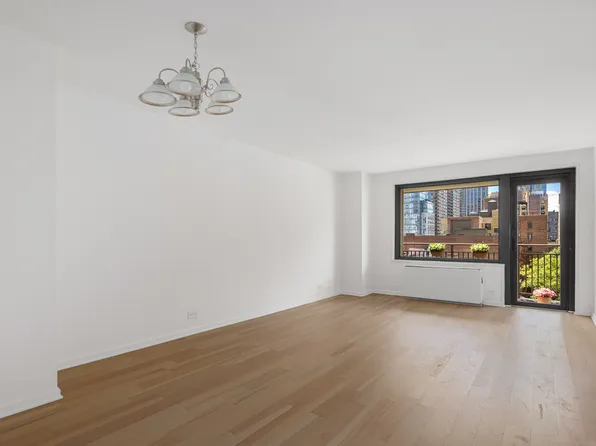 201 West 70th Street 8L image 2 of 16