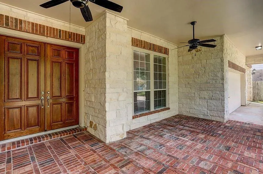 5 bed, 3.5 bath, 4107 sqft, $4,300 — Photo 2