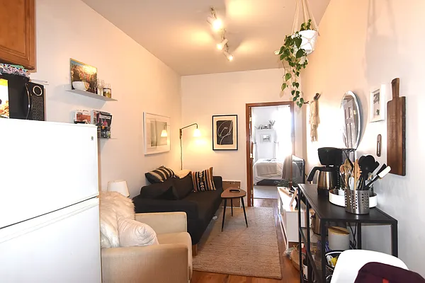 Rented by The Agency | media 10