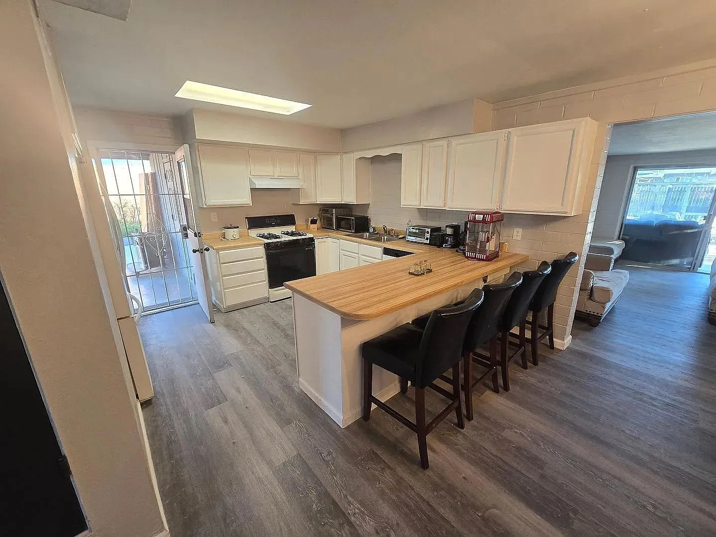4 bed, 2.0 bath, 1900 sqft, $910 — Photo 3