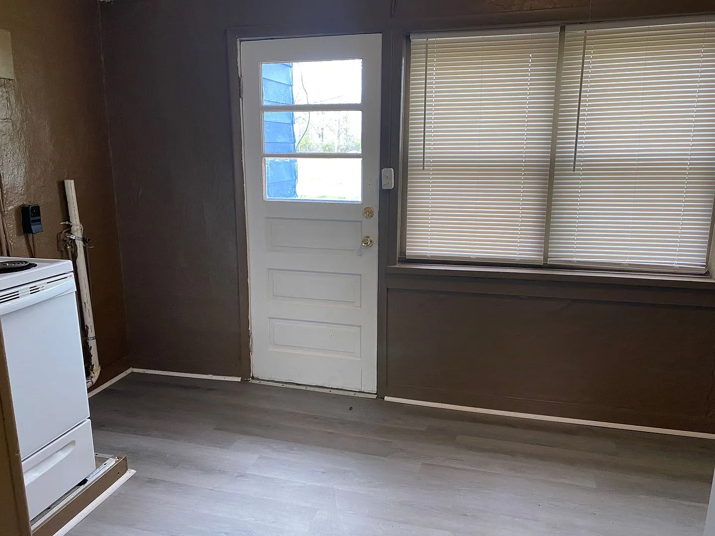 233 W School Street — Photo 2
