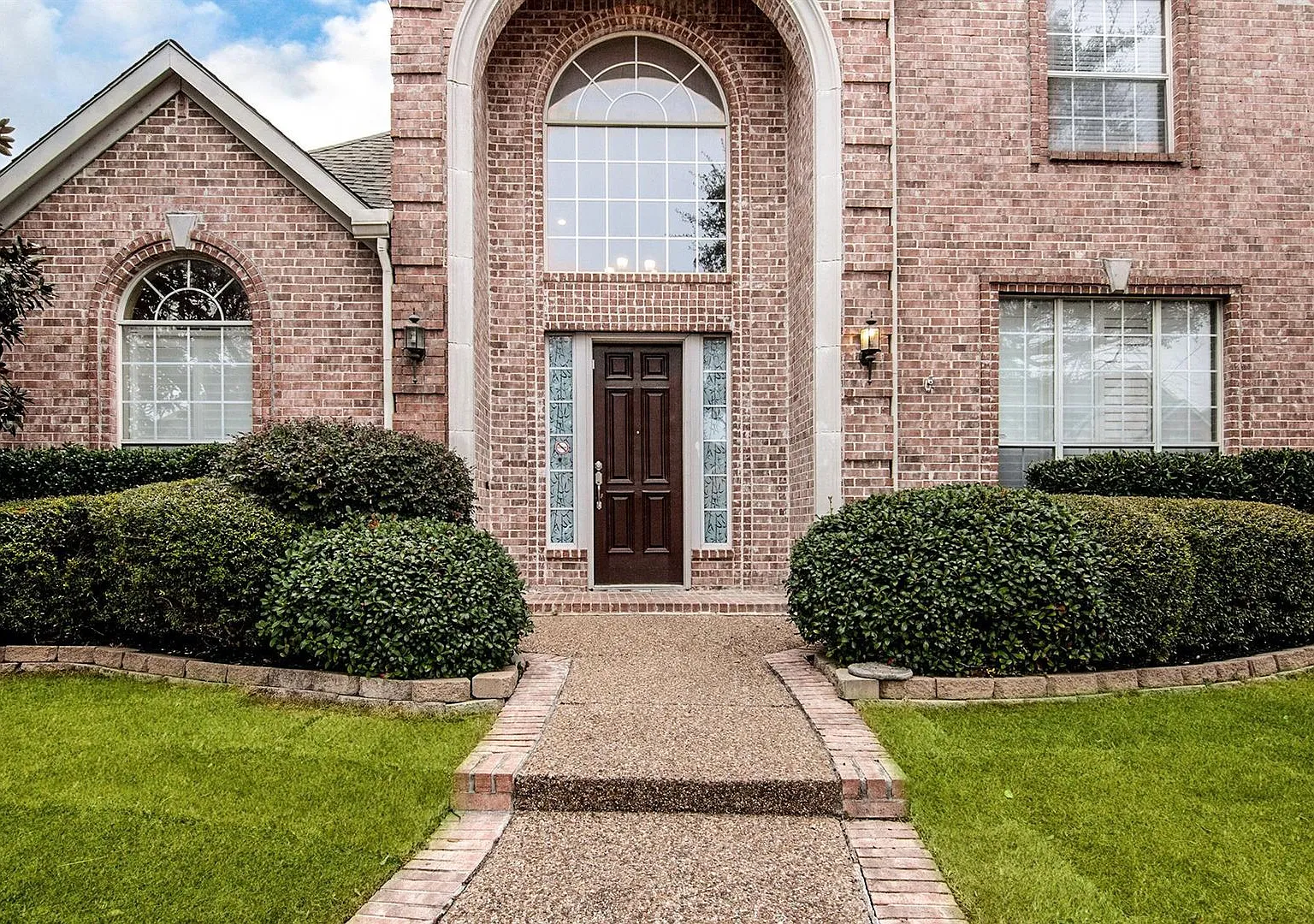Beautifully maintained home in exemplary Frisco ISD! This 4-bedroom, 3.5-bath home features a 3-c... — Photo 2