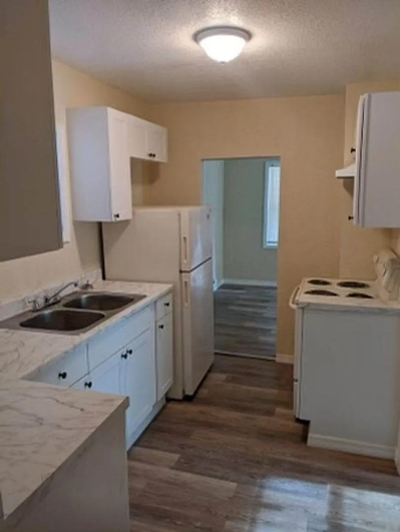 Move in special- 1/1 remodeled Cottage with bonus room — Photo 2