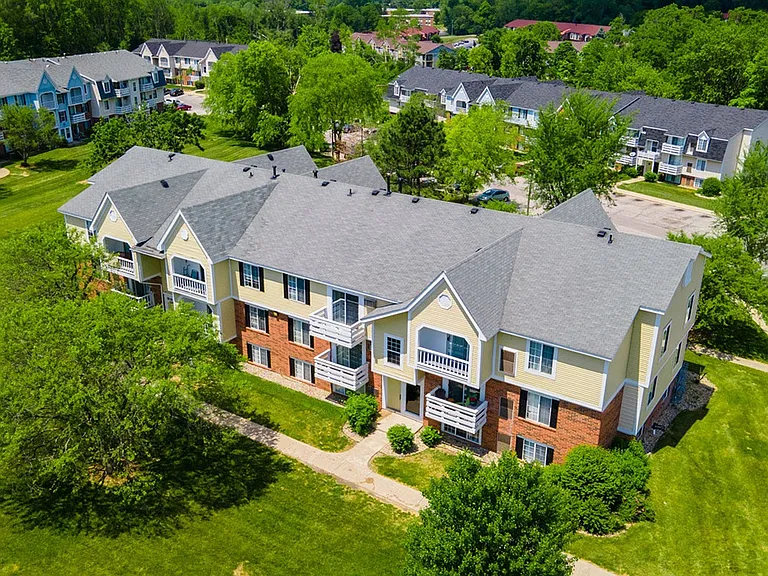 Irish Hills Apartments — Photo 37